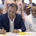 Abel firma pacto agropecuario; promete seguro a motoconchistas