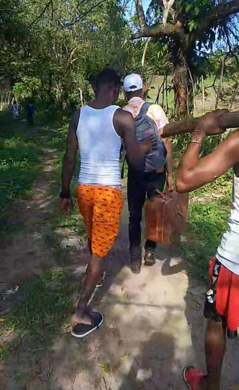 Comunitarios de La Ceiba detienen a hombre acusado de presunto abuso contra una menor en Imbert