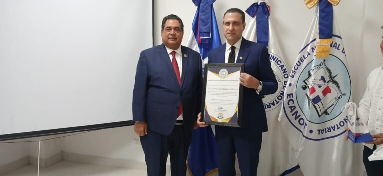 Colegio de Notarios reconoce a Servio Tulio Castaños