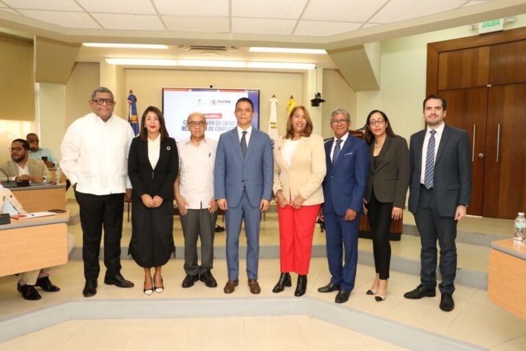 MESCyT realiza panel sobre Comunicación de Crisis y Resolución de Conflictos en PUCMM