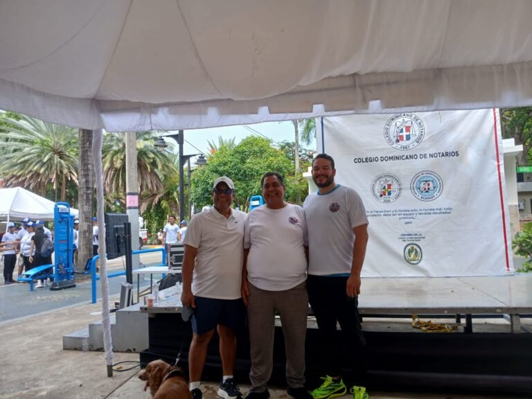 Notarios realizan Caminata 5K