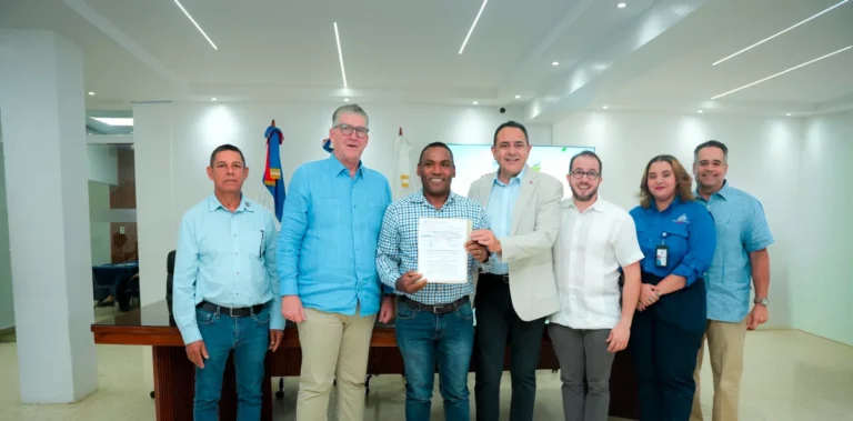 Entregan bonos por valor de 30 millones de pesos a productores de leche