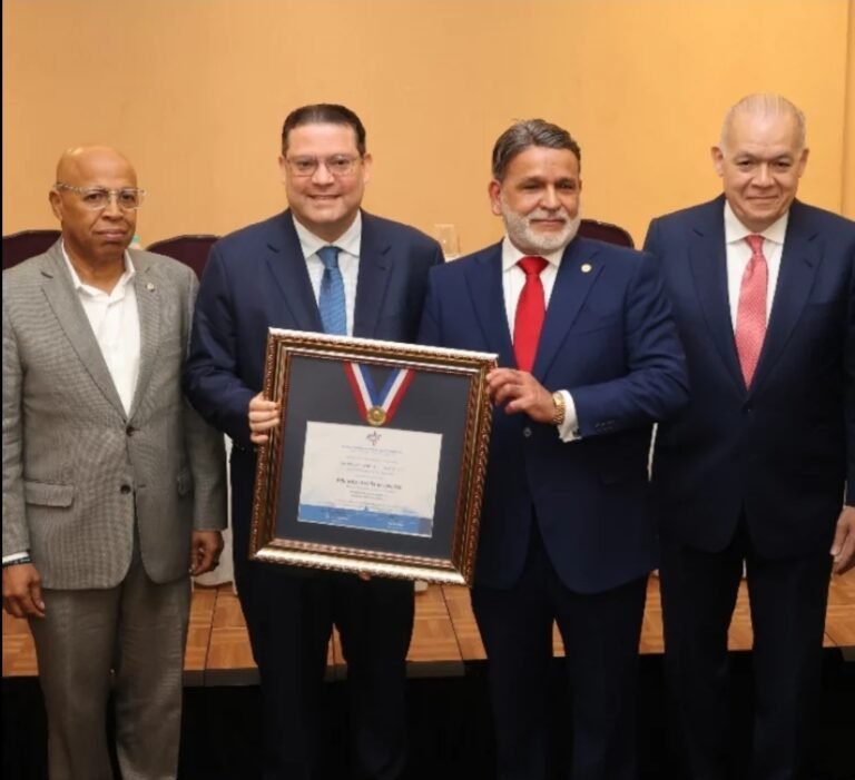 FDC otorgó vario reconocimientos en su 52 aniversario: habrá solución a combustibles y a comisión cobran tarjetas